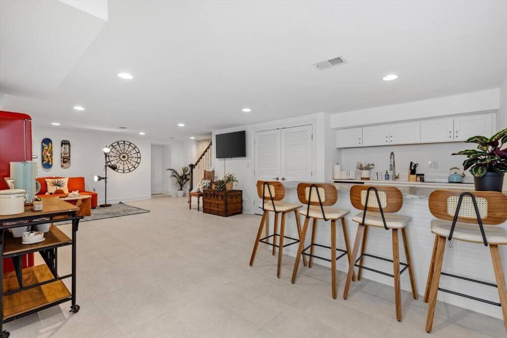 Stone's Throw From Capitol Hill Free Parking Apartment *
